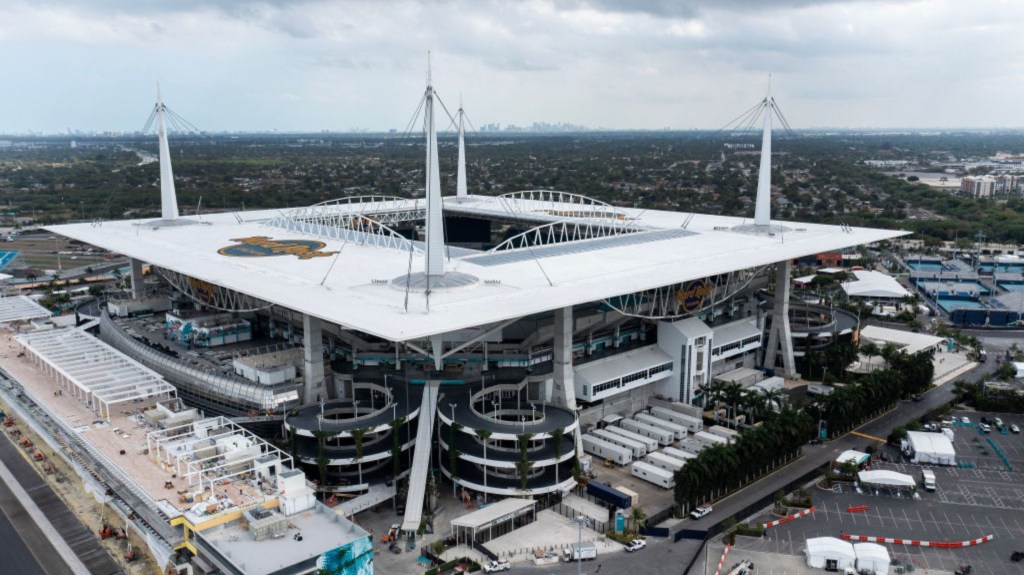 Una vista aérea del Hard Rock Stadium el 14 de marzo de 2023 en Miami Gardens, Florida. (Crédito: Al Bello/Getty Images)