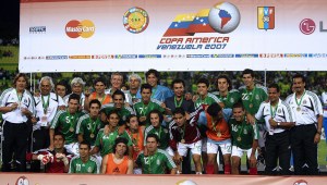Uno de los mejores resultados de México en Copa América fue el tercer lugar obtenido en la edición 2007 del torneo, disputado en Venezuela. El entrenador del Tri en ese momento era la leyenda Hugo Sánchez, quien figura en el centro de la imagen. (Crédito: JUAN BARRETO/AFP vía Getty Images)