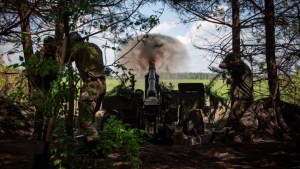 Soldados ucranianos de la 57ª Brigada Motorizada operan en una posición de artillería el 9 de junio de 2024 cerca de Vovchansk, región de Járkiv, Ucrania. Las fuerzas rusas llevan semanas presionando a las fuerzas ucranianas en los alrededores de la región de Járkiv. (Crédito: Nikoletta Stoyanova/Getty Images)