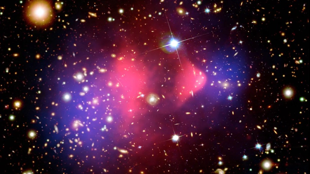 Los científicos llevan décadas intentando observar directamente la materia oscura, la sustancia elusiva e invisible que representa la mayor parte de la masa del universo. (Crédito: NASA/CXC/CfA/M.Markevitch et al.)