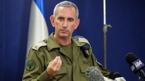 El portavoz militar de Israel, el contralmirante Daniel Hagari, fotografiado aquí en octubre de 2023, puso en duda que se puedan alcanzar los objetivos bélicos del Gobierno israelí. (Crédito: Gil Cohen-Magen/AFP/Getty Images)