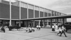 Unos compradores cruzan la plaza del centro comercial Northland Center en Southfield, un suburbio de Detroit, Michigan, hacia 1955. (Crédito: Carl Purcell/Archivo Hulton/Getty Images)