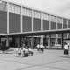Unos compradores cruzan la plaza del centro comercial Northland Center en Southfield, un suburbio de Detroit, Michigan, hacia 1955. (Crédito: Carl Purcell/Archivo Hulton/Getty Images)