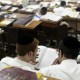 Hombres judíos ultraortodoxos estudian Torá en una yeshiva el 2 de junio de 2024 en Bnei Brak, Israel. (Crédito: Amir Levy/Getty Images)
