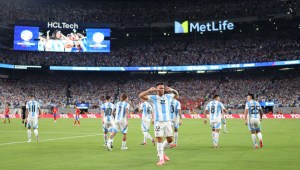 Lautaro Martínez celebra después de marcar gol durante el partido del Grupo A de la Copa América 2024 entre Chile y Argentina en el MetLife Stadium en East Rutherford, Nueva Jersey, el 25 de junio de 2024. (Crédito: CHARLY TRIBALLEAU/AFP vía Getty Images)