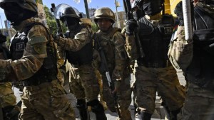 Efectivos militares son vistos en la Plaza de Armas en La Paz, Bolivia, el 26 de junio de 2024. (Crédito: AIZAR RALDES/AFP vía Getty Images)