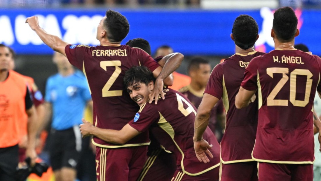 El defensa Jon Aramburu y sus compañeros de equipo celebran tras ganar el partido del Grupo B de la Copa América 2024 entre Venezuela y México en el SoFi Stadium de Inglewood, California, el 26 de junio de 2024. (Crédito: PATRICK T. FALLON/AFP vía Getty Images)