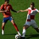 El jugador de España, Lamine Yamal, a la izquierda, junto al defensor croata Marin Pongracic durante el España - Croacia de la Eurocopa 2024. (GABRIEL BOUYS/AFP via Getty Images)