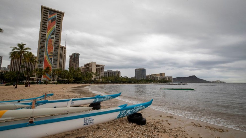 Una playa en Honolulu, Hawái, el 7 de diciembre de 2021. (Foto: EUGENE TANNER/AFP via Getty Images).