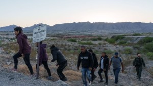 Agentes de la Patrulla Fronteriza de Estados Unidos detiene a migrantes mientras intentaban cruzar la frontera entre Estados Unidos y México cerca del Monte Cristo Rey en Sunland Park, Nuevo México, el 3 de junio de 2022. (Foto: PAUL RATJE/AFP vía Getty Images).