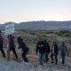 Agentes de la Patrulla Fronteriza de Estados Unidos detiene a migrantes mientras intentaban cruzar la frontera entre Estados Unidos y México cerca del Monte Cristo Rey en Sunland Park, Nuevo México, el 3 de junio de 2022. (Foto: PAUL RATJE/AFP vía Getty Images).