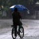 Un hombre anda en bicicleta bajo la lluvia durante la alerta roja decretada por el gobierno cuando la tormenta tropical Pilar amenazaba con tocar tierra, en Jiquilisco, El Salvador, el 31 de octubre de 2023. (Foto: Marvin RECINOS/AFP) (Foto de MARVIN RECINOS/AFP vía Getty Images).