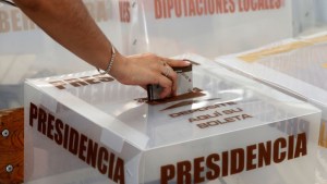 Una mujer vota durante las elecciones generales en Guadalajara, estado de Jalisco, México, el 2 de junio de 2024. (Crédito: ULISES RUIZ/AFP vía Getty Images)