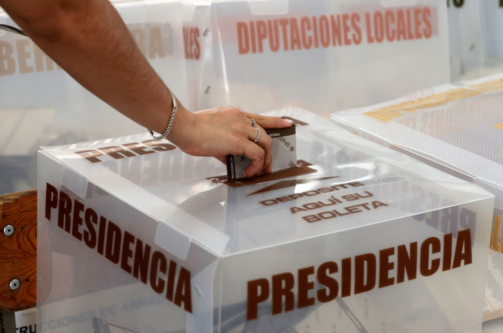 Una mujer vota durante las elecciones generales en Guadalajara, estado de Jalisco, México, el 2 de junio de 2024. (Crédito: ULISES RUIZ/AFP vía Getty Images)