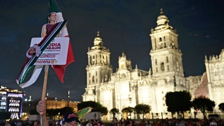 Partidarios de la candidata presidencial de México por el partido Morena, Claudia Sheinbaum, la esperan en la Plaza del Zócalo el día de las elecciones en la Ciudad de México el 2 de junio de 2024. (Foto: CARL DE SOUZA/AFP vía Getty Images).