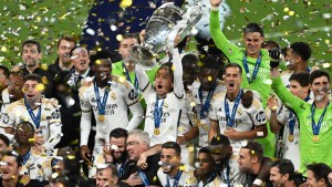 Luka Modric del Real Madrid levanta el Trofeo tras la victoria del equipo durante el partido final de la Champions League de la UEFA 2023/24 entre el Borussia Dortmund y el Real Madrid CF en el estadio de Wembley el 1 de junio de 2024 en Londres. (Foto: Dan Mullan/Getty Images).
