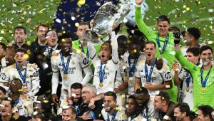 Luka Modric del Real Madrid levanta el Trofeo tras la victoria del equipo durante el partido final de la Champions League de la UEFA 2023/24 entre el Borussia Dortmund y el Real Madrid CF en el estadio de Wembley el 1 de junio de 2024 en Londres. (Foto: Dan Mullan/Getty Images).