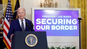 El presidente de Estados Unidos, Joe Biden, pronuncia un discurso sobre una orden ejecutiva que limita el asilo en el Salón Este de la Casa Blanca el 4 de junio de 2024 en Washington, DC. (Kevin Dietsch/Getty Images)