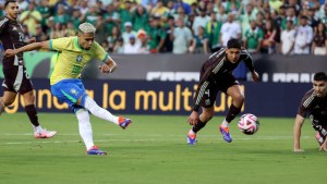 Andreas Pereira de Brasil marca un gol en el primer tiempo contra México durante un amistoso internacional en Kyle Field el 8 de junio de 2024 en College Station, Texas. (Tim Warner/Getty Images)