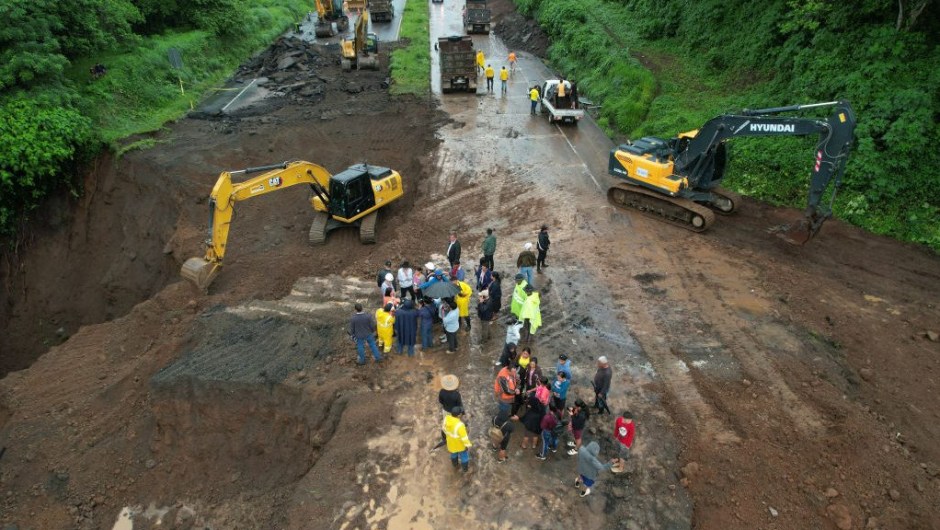 Vista aérea del colapso de un drenaje debajo de la carretera Palin-Escuintla debido a las fuertes lluvias en Palin, cerca de Ciudad de Guatemala, el 16 de junio de 2024. (Crédito: Jesús Miranda/AFP/Getty Images)