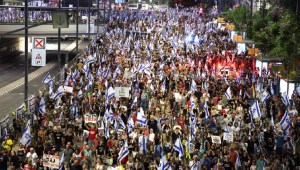 Familiares y simpatizantes de rehenes en Gaza se manifiestan en Tel Aviv este sábado 22 de junio (Jack Guez/AFP vía Getty Images)