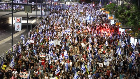 Familiares y simpatizantes de rehenes en Gaza se manifiestan en Tel Aviv este sábado 22 de junio (Jack Guez/AFP vía Getty Images)