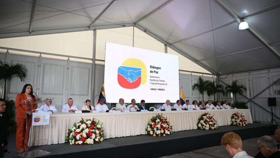 Delegaciones del gobierno colombiano y del grupo disidente de las FARC Segunda Marquetalia durante la inauguración de las conversaciones de paz en Caracas el 23 de junio de 2024. (Crédito: Federico Parra/AFP/Getty Images)