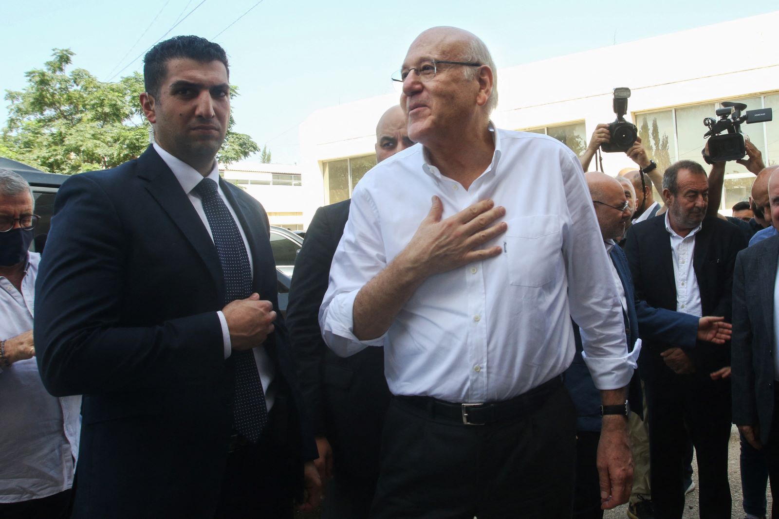 El primer ministro libanés, Najib Mikati, insta a Israel a detener los ataques