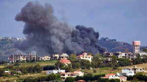 Humo se eleva en el lugar donde se produjo un ataque aéreo israelí contra el pueblo libanés de Jebbain, en mayo. (Crédito: Stringer/AFP/Getty Images)