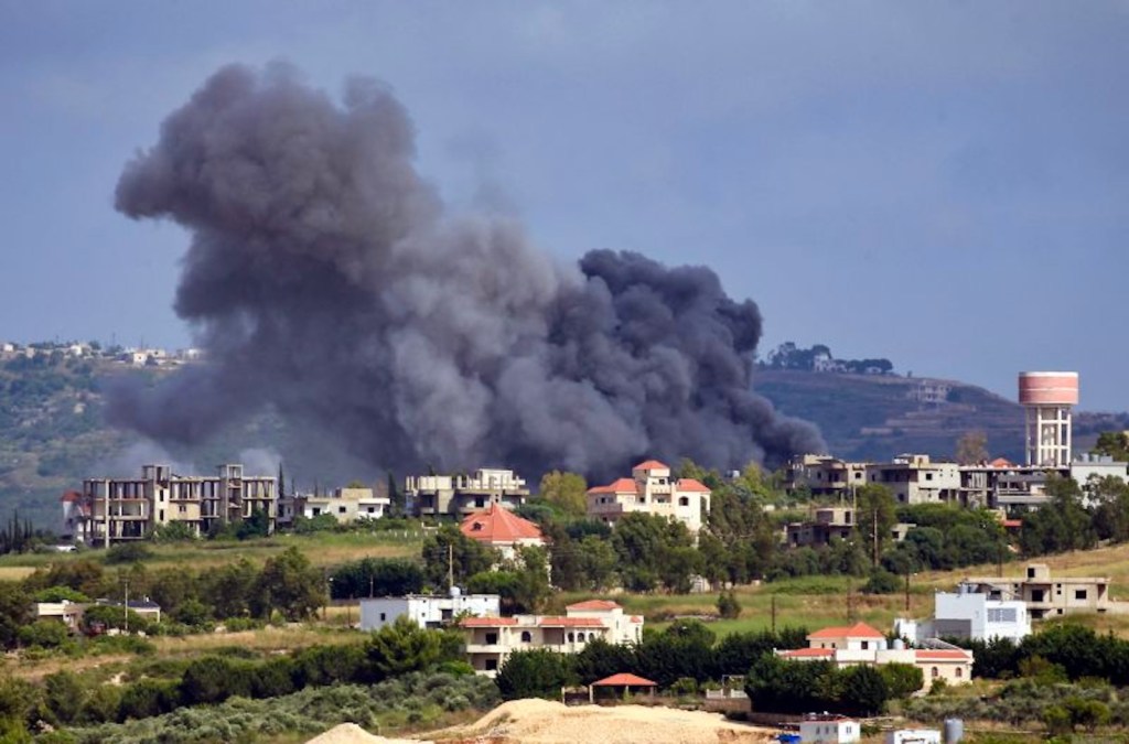 Humo se eleva en el lugar donde se produjo un ataque aéreo israelí contra el pueblo libanés de Jebbain, en mayo. (Crédito: Stringer/AFP/Getty Images)