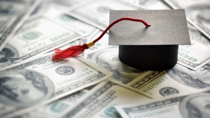 Bloquean plan de reducción de pagos de préstamos estudiantiles