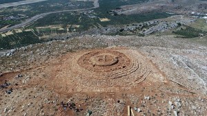 El edificio, de 4.000 años de antigüedad, fue descubierto en una colina de Creta (Grecia), en un terreno destinado a la construcción de un nuevo aeropuerto. (Ministerio de Cultura griego/AP)
