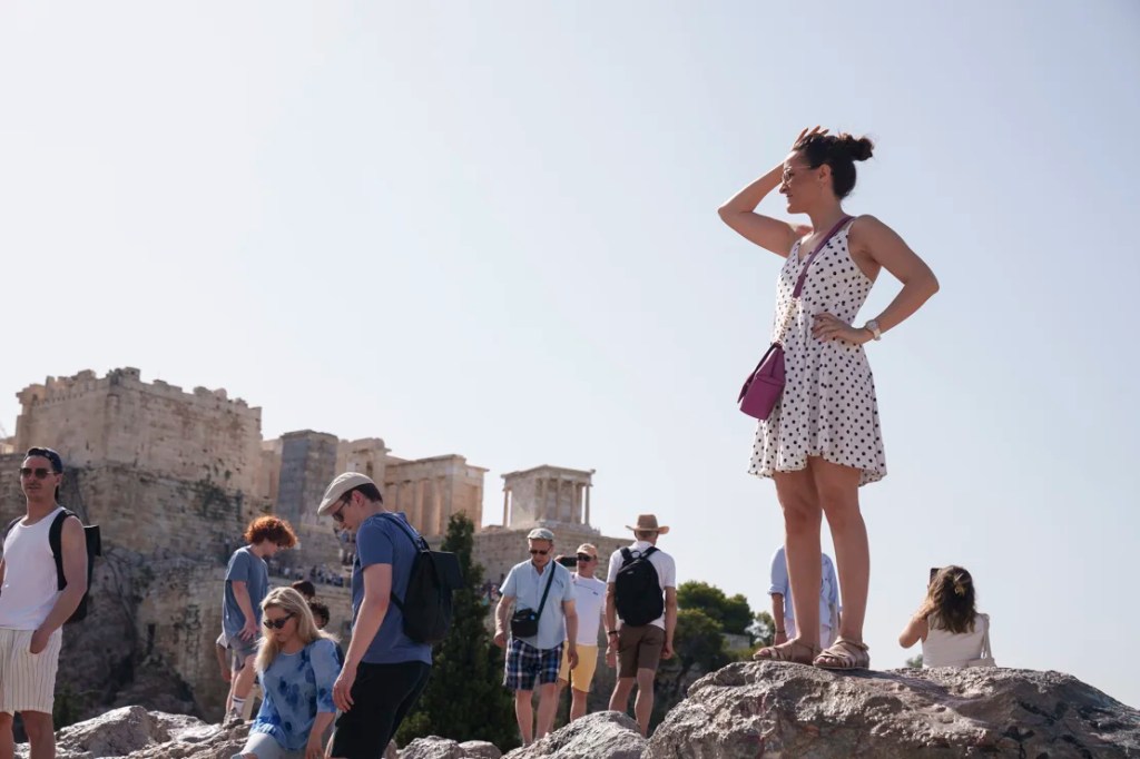 La Acrópolis de Atenas permaneció cerrada al público durante cinco horas a causa de una ola de calor que elevó las temperaturas hasta los 39 grados centígrados en la capital. (Petros Giannakouris/AP)