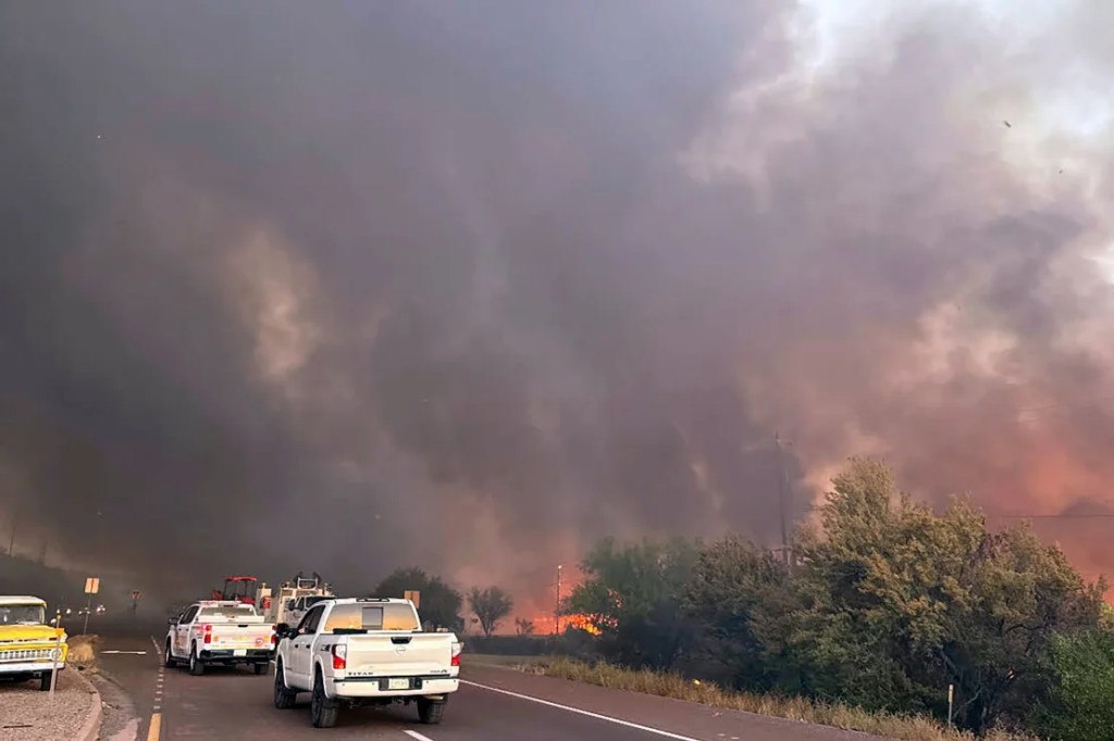 El humo llena el cielo mientras el incendio Rose arde al sureste de Wickenburg, Arizona, el miércoles. (Departamento Forestal y de Gestión de Incendios de Arizona/AP)