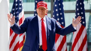 El expresidente Donald Trump entra en un acto de campaña el 18 de junio, en Racine, Wisconsin (Jeffrey Phelps/AP)