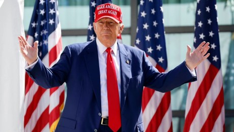 El expresidente Donald Trump entra en un acto de campaña el 18 de junio, en Racine, Wisconsin (Jeffrey Phelps/AP)