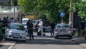Agentes de policía trabajan en la escena del crimen cerca de la embajada israelí en Belgrado el sábado. (Marko Drobnjakovic/AP)