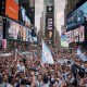 Banderazo argentino en Times Square: el mensaje de un hincha argentino en contra de la violencia