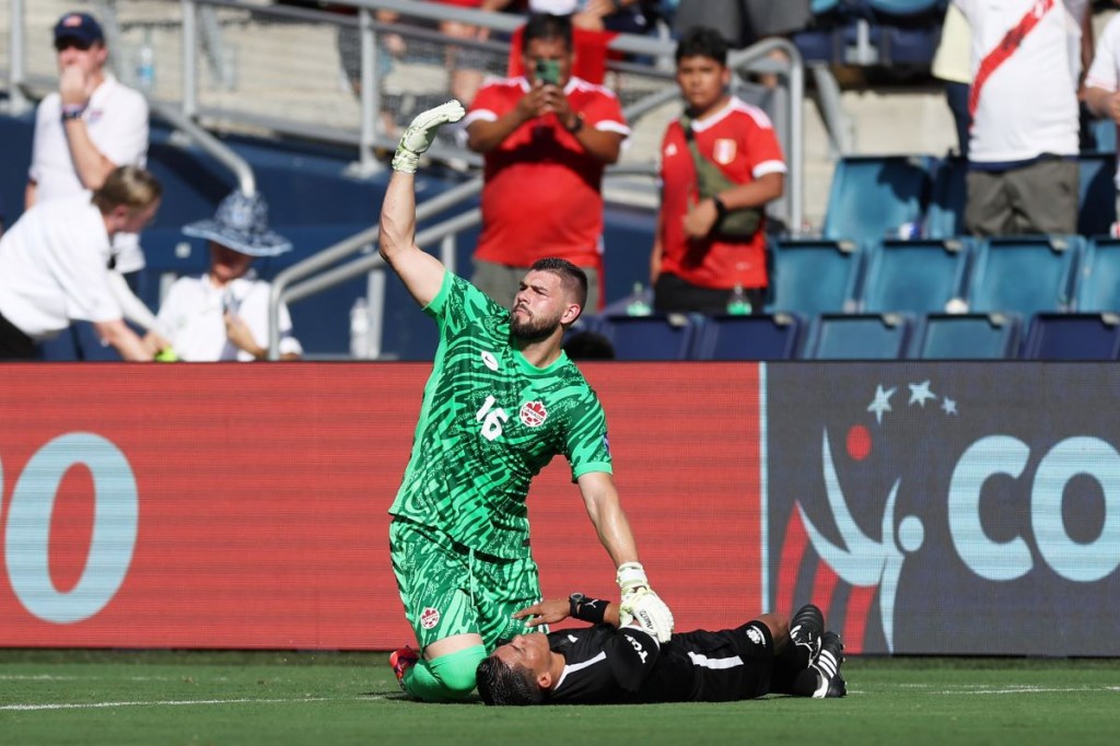 Maxime Crepeau de Canadá pide asistencia médica para el árbitro asistente Humberto Panjoj durante la CONMEBOL Copa América 2024 entre Perú y Canadá en el Children's Mercy Park el 25 de junio de 2024 en Kansas City, Kansas. (Foto de Jamie Squire/Getty Images)