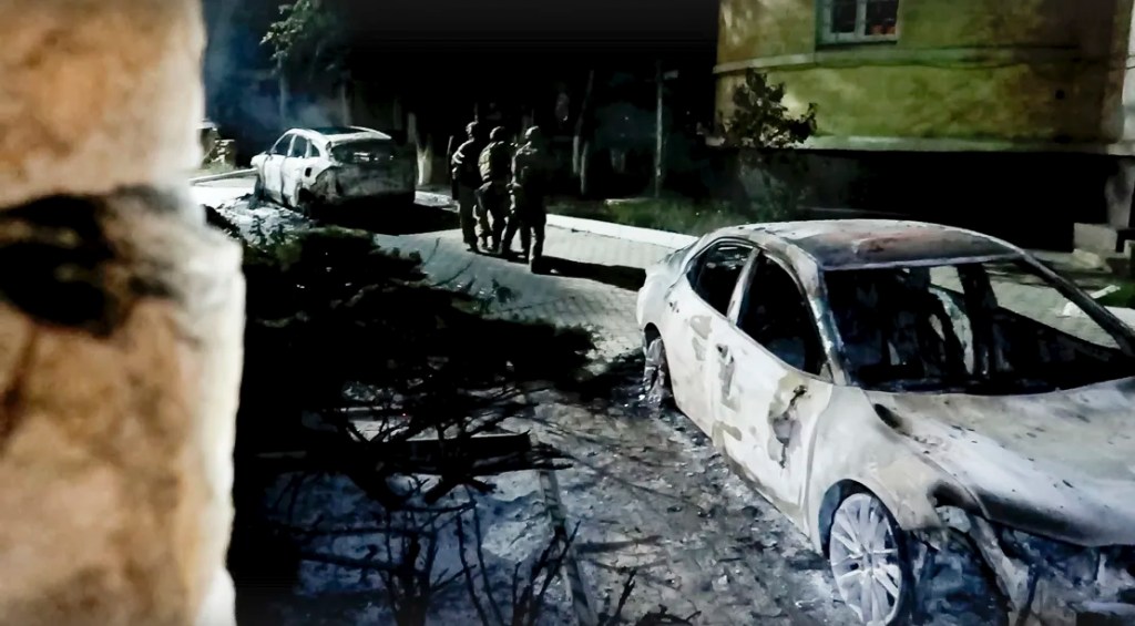 En esta fotografía tomada del video publicado por el Comité Nacional Antiterrorista el lunes 24 de junio de 2024, agentes del FSB llevan a cabo una operación antiterrorista en la república de Daguestán, Rusia. (Comité Nacional Antiterrorista/AP)