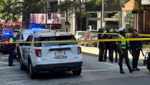 La policía responde afuera del complejo Peachtree Center, el martes 11 de junio de 2024, en el centro de Atlanta. (Jeff Amy/AP)