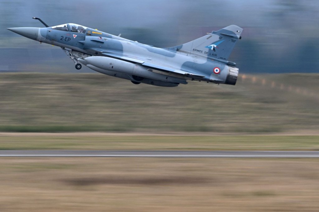 Un avión de combate Mirage 2000-5F despega de la base aérea 116 de Luxeuil-Saint Sauveur, este de Francia, el 13 de marzo de 2022. (Foto de SEBASTIEN BOZON/AFP vía Getty Images)