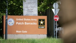 Un cartel indica la entrada al Patch Barracks del ejército de los Estados Unidos y al cuartel general de las fuerzas estadounidenses en Europa. (Sebastian Gollnow/Picture Alliance/Getty Images)