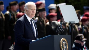 El presidente de Estados Unidos, Joe Biden, asiste a una ceremonia para conmemorar el 80 aniversario del Día D en el Cementerio y Memorial Americano de Normandía en Colleville-sur-Mer, Francia, el 6 de junio. (Foto: Benoit Tessier/Reuters).