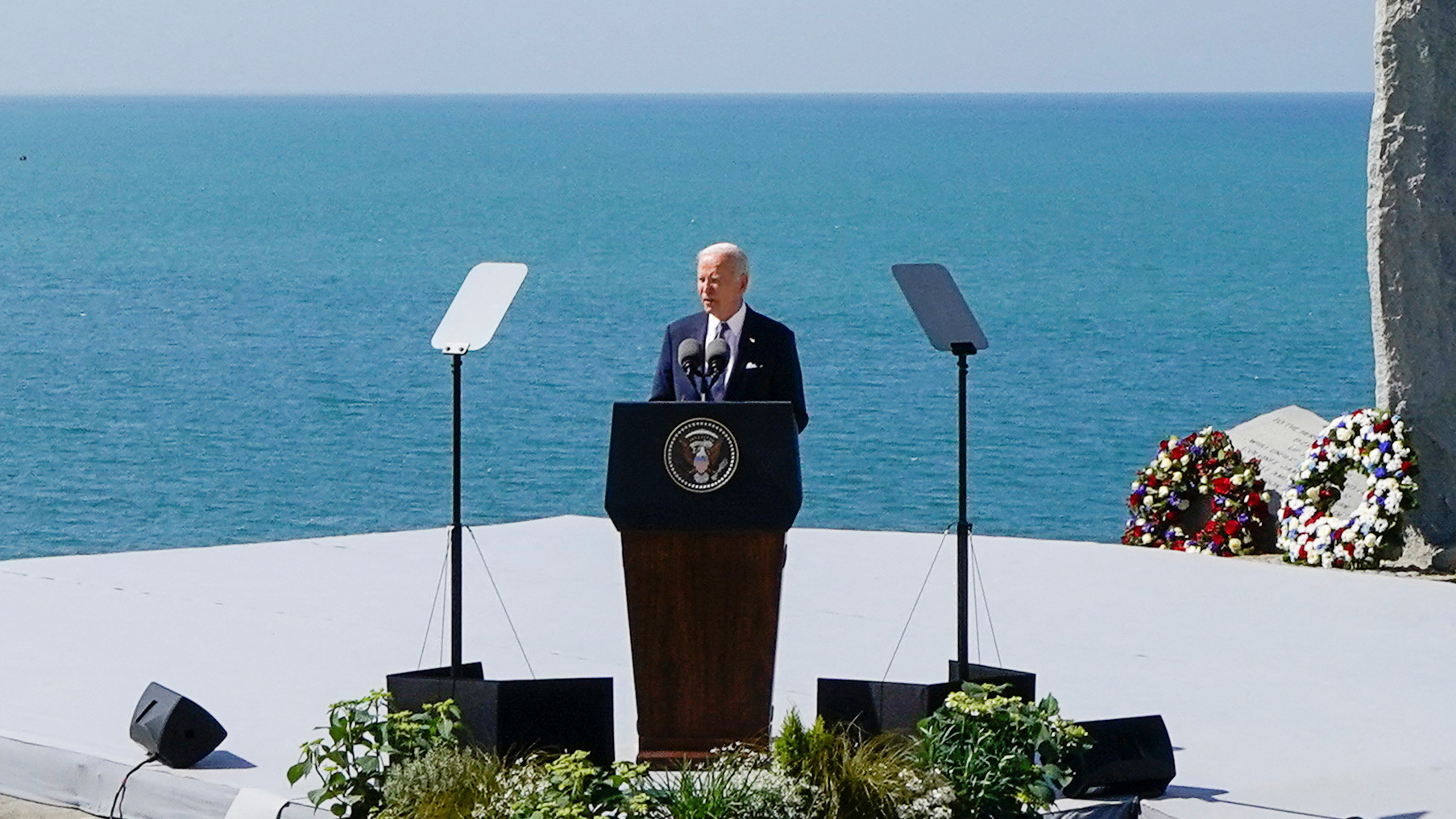 El presidente de Estados Unidos, Joe Biden, pronuncia un discurso en el monumento Pointe du Hoc Ranger de la Segunda Guerra Mundial tras el 80º aniversario del desembarco del Día D de 1944 en Cricqueville-en-Bessin, Normandía, Francia, el 7 de junio. Elizabeth Frantz/Reuters