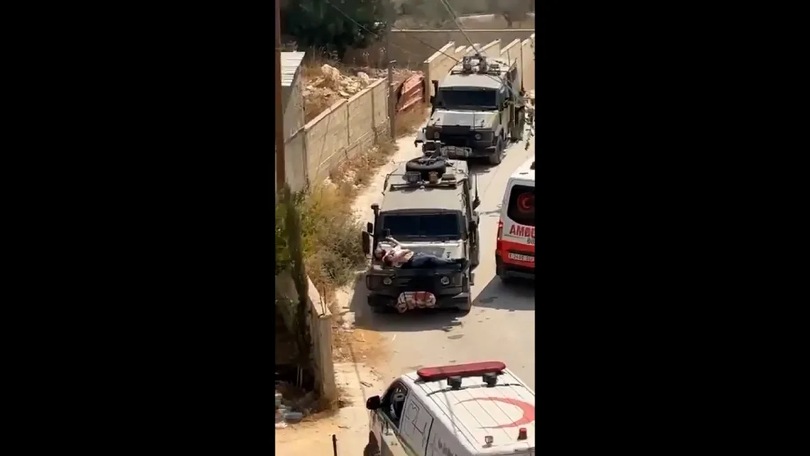 El Ejército israelí ata a un palestino herido al capó de un jeep