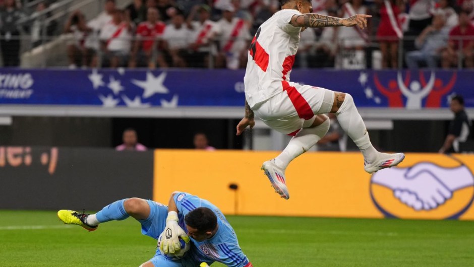 Paolo Guerrero de Perú salta sobre Claudio Bravo de Chile mientras salva el balón durante el partido del Grupo A de la Copa América 2024 entre Perú y Chile en el estadio AT&T el 21 de junio de 2024 en Arlington, Texas. (Foto de Sam Hodde/Getty Images)