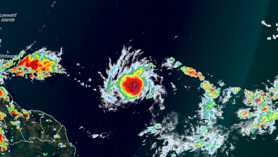 El segundo sistema tropical de la temporada de huracanes se formó el viernes por la tarde en el Atlántico al este de las Antillas Menores. (CNN)