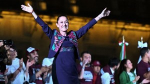 La candidata presidencial de México por el partido Morena, Claudia Sheinbaum, celebra tras los resultados de las elecciones generales en la Ciudad de México, el 3 de junio de 2024. (Foto de PEDRO PARDO/AFP vía Getty Images)