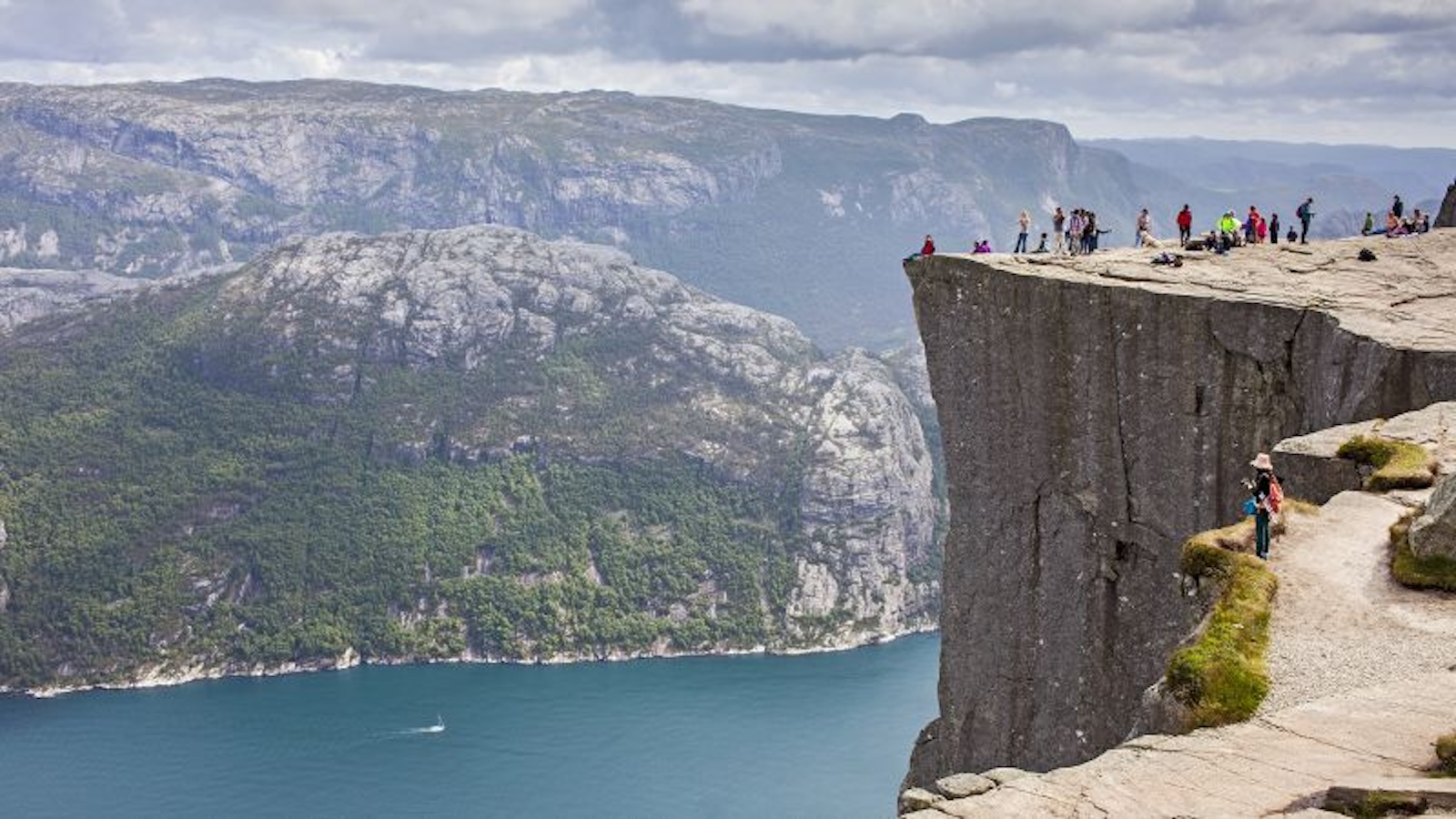 Seorang pria meninggal setelah jatuh dari tebing “Mission Impossible” di Norwegia